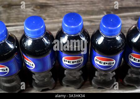 Kairo, Ägypten, 13. Februar 2025: Pepsi Bottles, Cola Flavor Bottles, ein kohlensäurehaltiges Erfrischungsgetränk von PepsiCo. Ursprünglich erstellt und entwickelt Stockfoto