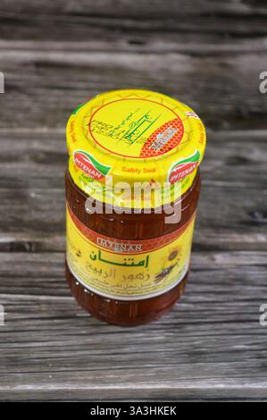 Kairo, Ägypten, 1. Februar 2025: Imtenan Frühlingsblumen natürliche reine Bienen Honig, Jar Honig, Honig ist eine süße und zähflüssige Substanz, die von mehreren Arten hergestellt wird Stockfoto