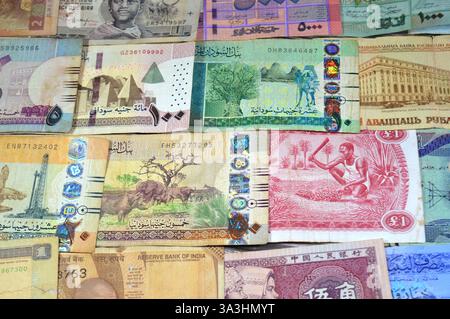 Hintergrund verschiedener Banknoten aus verschiedenen Ländern wie irakische Dinar, libyscher Dinar, sudanesische Pfund, indische Rupien, nigerianische Pfund, libanesische po Stockfoto