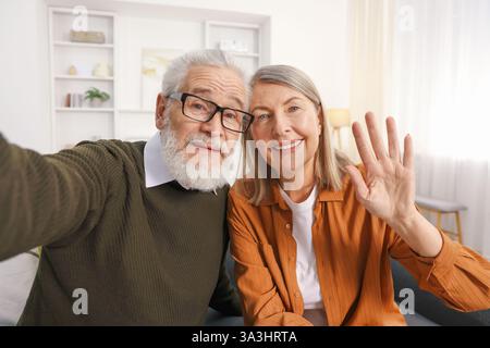 Gerne ältere Paare, die zu Hause selfie Stockfoto