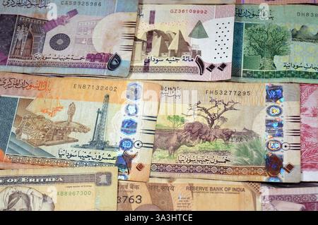 Hintergrund verschiedener Banknoten aus verschiedenen Ländern wie irakische Dinar, libyscher Dinar, sudanesische Pfund, indische Rupien, nigerianische Pfund, libanesische po Stockfoto