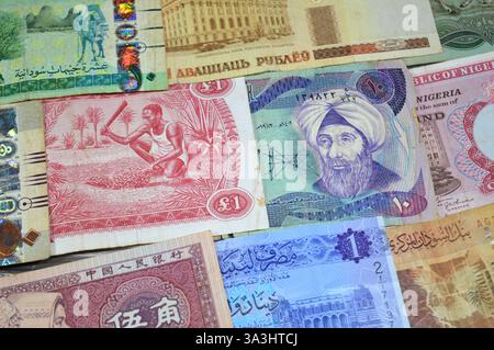 Hintergrund verschiedener Banknoten aus verschiedenen Ländern wie irakische Dinar, libyscher Dinar, sudanesische Pfund, indische Rupien, nigerianische Pfund, libanesische po Stockfoto