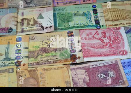 Hintergrund verschiedener Banknoten aus verschiedenen Ländern wie irakische Dinar, libyscher Dinar, sudanesische Pfund, indische Rupien, nigerianische Pfund, libanesische po Stockfoto