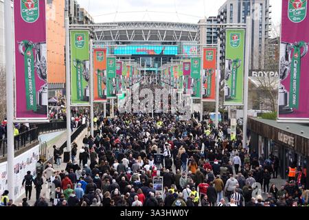 Fans auf Wembley sind weit vor dem Finale des Carabao Cups im Wembley Stadium in London. Bilddatum: Sonntag, 16. März 2025. Stockfoto