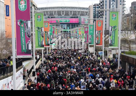 Fans auf Wembley sind weit vor dem Finale des Carabao Cups im Wembley Stadium in London. Bilddatum: Sonntag, 16. März 2025. Stockfoto