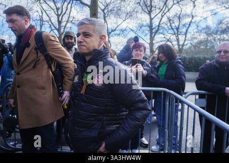 London, Großbritannien 16 März 2025 Sadiq Khan, Bürgermeister von London, nimmt am St. Patrick's Festival Teil, das Beiträge der irischen Gemeinschaft in London feiert. Das diesjährige Thema liegt auf Nachhaltigkeit und grüner Gestaltung der britischen Hauptstadt. Der St. Patrick's Day wird jährlich am 17. März, dem traditionellen Todesdatum von Irlands Schutzpatron, gefeiert und ist zu einer Feier der irischen Kultur und des irischen Erbes auf der ganzen Welt geworden. . Amer Ghazzal/Alamy Live News Stockfoto