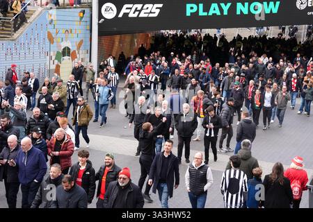 Fans auf Wembley sind weit vor dem Finale des Carabao Cups im Wembley Stadium in London. Bilddatum: Sonntag, 16. März 2025. Stockfoto