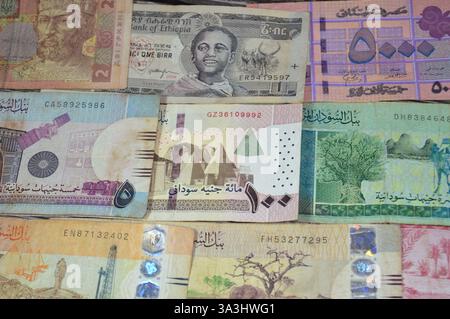 Hintergrund verschiedener Banknoten aus verschiedenen Ländern wie irakische Dinar, libyscher Dinar, sudanesische Pfund, indische Rupien, nigerianische Pfund, libanesische po Stockfoto