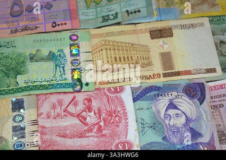 Hintergrund verschiedener Banknoten aus verschiedenen Ländern wie irakische Dinar, libyscher Dinar, sudanesische Pfund, indische Rupien, nigerianische Pfund, libanesische po Stockfoto