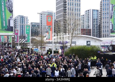Fans auf Wembley sind weit vor dem Finale des Carabao Cups im Wembley Stadium in London. Bilddatum: Sonntag, 16. März 2025. Stockfoto