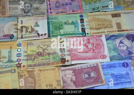 Hintergrund verschiedener Banknoten aus verschiedenen Ländern wie irakische Dinar, libyscher Dinar, sudanesische Pfund, indische Rupien, nigerianische Pfund, libanesische po Stockfoto