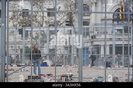 Valencia, Spanien - 16. März 2025. Die Mascletá ist eine der wichtigsten Veranstaltungen von Las Fallas. Auf der Plaza del Ayuntamiento wird ein Feuerwerk geschossen, das Rauch in der Luft hinterlässt und tausende von Menschen mitgeholfen haben. Nach der Veranstaltung reinigen die Arbeiter des Feuerwerkbetriebs den Ort. Quelle: Roberto Arosio/ Alamy Live News Stockfoto