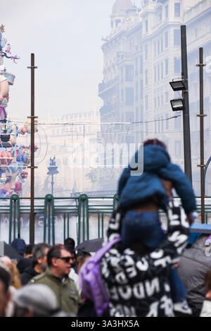 Valencia, Spanien - 16. März 2025. Die Mascletá ist eine der wichtigsten Veranstaltungen von Las Fallas. Auf der Plaza del Ayuntamiento wird ein Feuerwerk geschossen, das Rauch in der Luft hinterlässt und tausende von Menschen mitgeholfen haben. Nach der Veranstaltung reinigen die Arbeiter des Feuerwerkbetriebs den Ort. Quelle: Roberto Arosio/ Alamy Live News Stockfoto