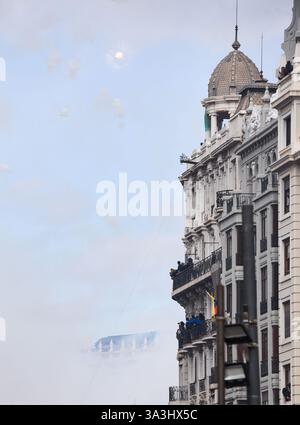Valencia, Spanien - 16. März 2025. Die Mascletá ist eine der wichtigsten Veranstaltungen von Las Fallas. Auf der Plaza del Ayuntamiento wird ein Feuerwerk geschossen, das Rauch in der Luft hinterlässt und tausende von Menschen mitgeholfen haben. Nach der Veranstaltung reinigen die Arbeiter des Feuerwerkbetriebs den Ort. Quelle: Roberto Arosio/ Alamy Live News Stockfoto