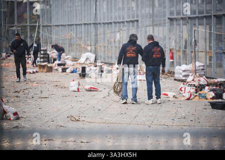 Valencia, Spanien - 16. März 2025. Die Mascletá ist eine der wichtigsten Veranstaltungen von Las Fallas. Auf der Plaza del Ayuntamiento wird ein Feuerwerk geschossen, das Rauch in der Luft hinterlässt und tausende von Menschen mitgeholfen haben. Nach der Veranstaltung reinigen die Arbeiter des Feuerwerkbetriebs den Ort. Quelle: Roberto Arosio/ Alamy Live News Stockfoto