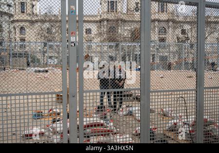 Valencia, Spanien - 16. März 2025. Die Mascletá ist eine der wichtigsten Veranstaltungen von Las Fallas. Auf der Plaza del Ayuntamiento wird ein Feuerwerk geschossen, das Rauch in der Luft hinterlässt und tausende von Menschen mitgeholfen haben. Nach der Veranstaltung reinigen die Arbeiter des Feuerwerkbetriebs den Ort. Quelle: Roberto Arosio/ Alamy Live News Stockfoto