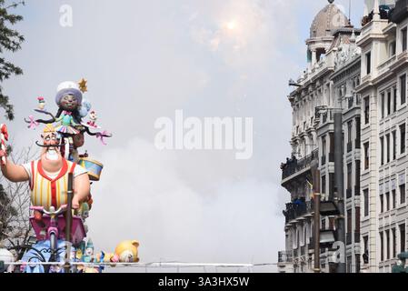 Valencia, Spanien - 16. März 2025. Die Mascletá ist eine der wichtigsten Veranstaltungen von Las Fallas. Auf der Plaza del Ayuntamiento wird ein Feuerwerk geschossen, das Rauch in der Luft hinterlässt und tausende von Menschen mitgeholfen haben. Nach der Veranstaltung reinigen die Arbeiter des Feuerwerkbetriebs den Ort. Quelle: Roberto Arosio/ Alamy Live News Stockfoto