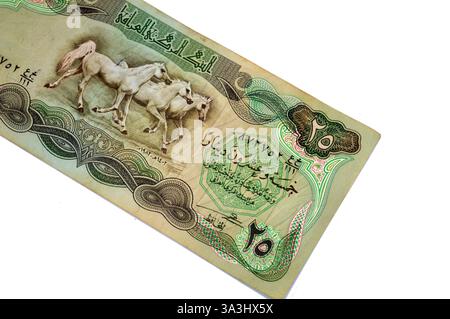 Auf der Vorderseite der fünfundzwanzig irakischen Dinar bei der Zentralbank des Irak 1982 sind galoppierende Pferde, alte 25 irakische Dinar, alte irakische Dinar Mo zu sehen Stockfoto