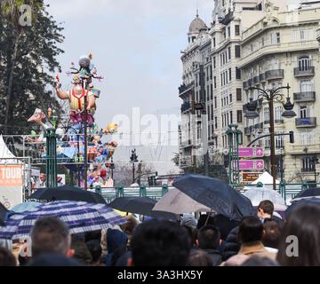 Valencia, Spanien - 16. März 2025. Die Mascletá ist eine der wichtigsten Veranstaltungen von Las Fallas. Auf der Plaza del Ayuntamiento wird ein Feuerwerk geschossen, das Rauch in der Luft hinterlässt und tausende von Menschen mitgeholfen haben. Nach der Veranstaltung reinigen die Arbeiter des Feuerwerkbetriebs den Ort. Quelle: Roberto Arosio/ Alamy Live News Stockfoto