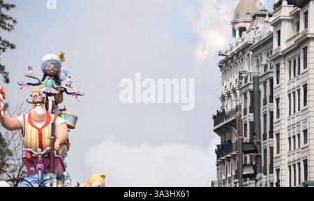 Valencia, Spanien - 16. März 2025. Die Mascletá ist eine der wichtigsten Veranstaltungen von Las Fallas. Auf der Plaza del Ayuntamiento wird ein Feuerwerk geschossen, das Rauch in der Luft hinterlässt und tausende von Menschen mitgeholfen haben. Nach der Veranstaltung reinigen die Arbeiter des Feuerwerkbetriebs den Ort. Quelle: Roberto Arosio/ Alamy Live News Stockfoto