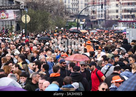 Valencia, Spanien - 16. März 2025. Die Mascletá ist eine der wichtigsten Veranstaltungen von Las Fallas. Auf der Plaza del Ayuntamiento wird ein Feuerwerk geschossen, das Rauch in der Luft hinterlässt und tausende von Menschen mitgeholfen haben. Nach der Veranstaltung reinigen die Arbeiter des Feuerwerkbetriebs den Ort. Quelle: Roberto Arosio/ Alamy Live News Stockfoto