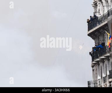 Valencia, Spanien - 16. März 2025. Die Mascletá ist eine der wichtigsten Veranstaltungen von Las Fallas. Auf der Plaza del Ayuntamiento wird ein Feuerwerk geschossen, das Rauch in der Luft hinterlässt und tausende von Menschen mitgeholfen haben. Nach der Veranstaltung reinigen die Arbeiter des Feuerwerkbetriebs den Ort. Quelle: Roberto Arosio/ Alamy Live News Stockfoto