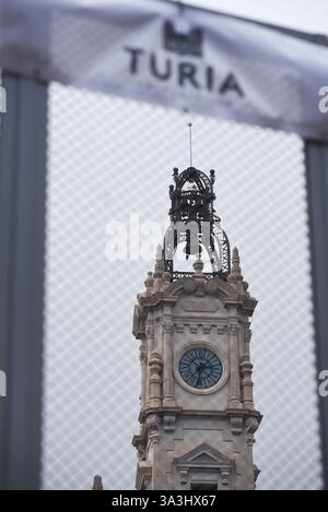 Valencia, Spanien - 16. März 2025. Die Mascletá ist eine der wichtigsten Veranstaltungen von Las Fallas. Auf der Plaza del Ayuntamiento wird ein Feuerwerk geschossen, das Rauch in der Luft hinterlässt und tausende von Menschen mitgeholfen haben. Nach der Veranstaltung reinigen die Arbeiter des Feuerwerkbetriebs den Ort. Quelle: Roberto Arosio/ Alamy Live News Stockfoto