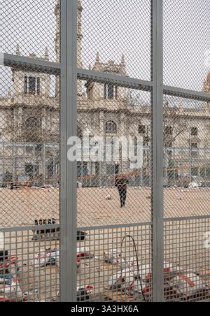 Valencia, Spanien - 16. März 2025. Die Mascletá ist eine der wichtigsten Veranstaltungen von Las Fallas. Auf der Plaza del Ayuntamiento wird ein Feuerwerk geschossen, das Rauch in der Luft hinterlässt und tausende von Menschen mitgeholfen haben. Nach der Veranstaltung reinigen die Arbeiter des Feuerwerkbetriebs den Ort. Stockfoto
