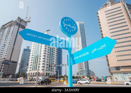 16. Januar 2025, Abu Dhabi, Vereinigte Arabische Emirate: Zweisprachiges Straßenschild, das auf Orte von Kunstwerken während der Biennale verweist Stockfoto