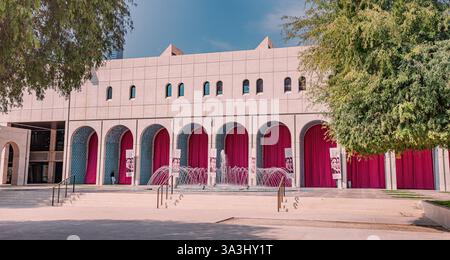 16. Januar 2025, Abu Dhabi, VAE: Kulturstiftung Abu Dhabi mit Brunnen am zentralen Eingang Stockfoto