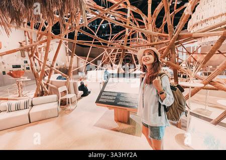16. Januar 2025, Abu Dhabi, VAE: Junge Frau besucht eine Museumsausstellung mit traditionellen Objekten und Installation im Haus der Kunsthandwerker Stockfoto