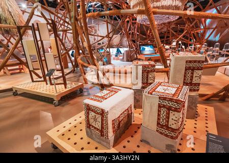 16. Januar 2025, Abu Dhabi, VAE: Erkundung des kulturellen Erbes durch Textilkunst und traditionelles Handwerk in musealer Umgebung Stockfoto