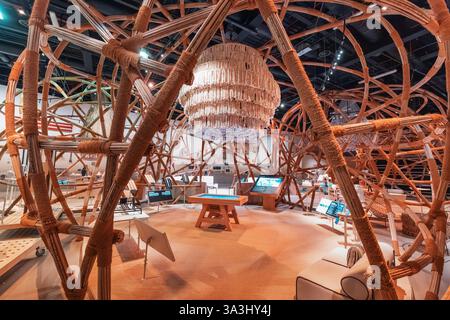 16. Januar 2025, Abu Dhabi, VAE: Modernes Museumsinnere mit innovativer Bambusarchitektur, interaktiven Ausstellungen und einzigartiger Beleuchtung Stockfoto