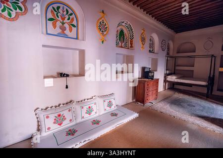 16. Januar 2025, Abu Dhabi, VAE: Das Erbe der Emirate mit diesem faszinierenden Blick auf ein traditionelles Majlis-Interieur mit weißen Kissen und Holzöfen Stockfoto