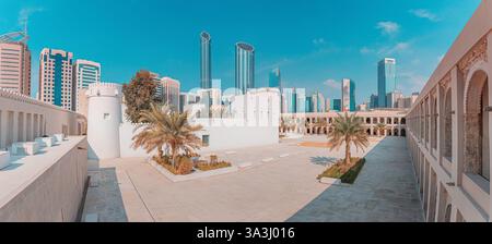 16. Januar 2025, Abu Dhabi, VAE: Historisches Fort Qasr al Hosn, umgeben von Palmen und modernen Gebäuden Stockfoto