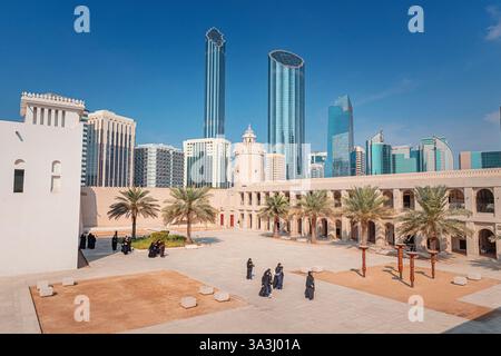 16. Januar 2025, Abu Dhabi, VAE: Gruppe von Touristen, die im Innenhof des Qasr Al Hosn-Kulturerbes spazieren, mit der modernen Skyline im Hintergrund Stockfoto