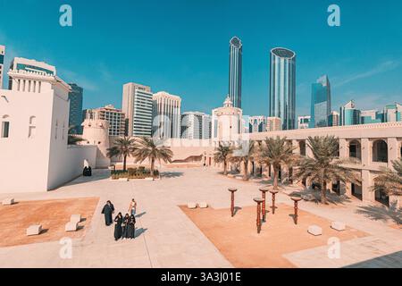 16. Januar 2025, Abu Dhabi, VAE: Gruppe von Touristen, die im Innenhof des Qasr Al Hosn-Kulturerbes spazieren, mit der modernen Skyline im Hintergrund Stockfoto