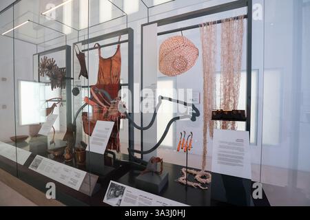 16. Januar 2025, Abu Dhabi, VAE: Zeigt in einer Museumsausstellung antike Artefakte und Werkzeuge im Zusammenhang mit der Kultur und dem Lebensstil der beduinen Stockfoto