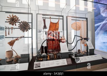 16. Januar 2025, Abu Dhabi, VAE: Zeigt in einer Museumsausstellung antike Artefakte und Werkzeuge im Zusammenhang mit der Kultur und dem Lebensstil der beduinen Stockfoto