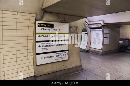 London, UK U-Bahn-Station mit Richtungsschildern auf dem Bahnsteig, die zu verschiedenen Linien führen. Stockfoto