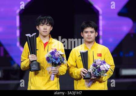 Chongqing, China. März 2025. Wang Chuqin (L) und Lin Shidong aus China posieren für Fotos während der Verleihung der WTT Champions Chongqing 2025 in Chongqing, Südwest-China, 16. März 2025. Quelle: Huang Wei/Xinhua/Alamy Live News Stockfoto