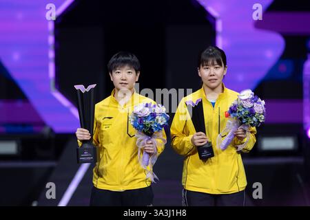Chongqing, China. März 2025. Sun Yingsha (L) und Chen Xingtong aus China posieren für Fotos während der Verleihung der WTT-Champions Chongqing 2025 in Chongqing, Südwest-China, 16. März 2025. Quelle: Huang Wei/Xinhua/Alamy Live News Stockfoto