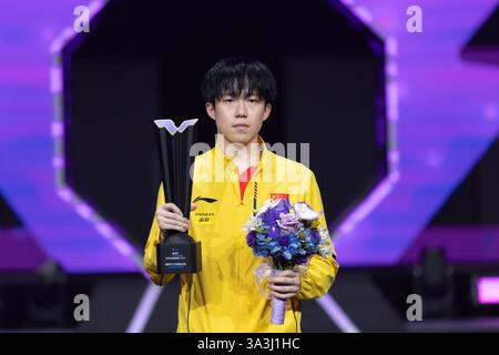 Chongqing, China. März 2025. Wang Chuqin aus China posiert für Fotos während der Preisverleihung der WTT-Champions Chongqing 2025 in Chongqing, Südwest-China, am 16. März 2025. Quelle: Huang Wei/Xinhua/Alamy Live News Stockfoto