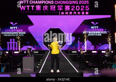 Chongqing, China. März 2025. Sun Yingsha aus China posiert für Fotos während der Verleihung der WTT-Champions Chongqing 2025 in Chongqing, Südwest-China, am 16. März 2025. Quelle: Huang Wei/Xinhua/Alamy Live News Stockfoto