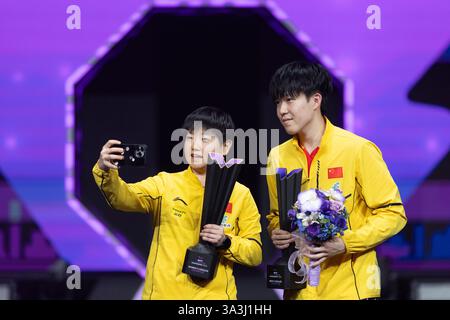 Chongqing, China. März 2025. Sun Yingsha (L) und Wang Chuqin aus China posieren für Fotos während der Verleihung der WTT Champions Chongqing 2025 in Chongqing, Südwest-China, 16. März 2025. Quelle: Huang Wei/Xinhua/Alamy Live News Stockfoto
