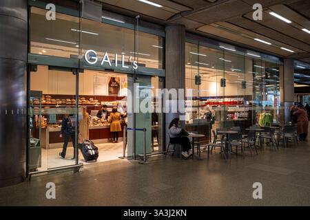 Gail's Bakery St Pancras Station London. Gails Bakery in der Halle am Bahnhof St Pancras im Zentrum von London, Großbritannien. Stockfoto