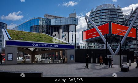 Die renovierte Old Street Station am Old Street Kreisverkehr, auch Silicon Roundabout genannt, ist das Herz der Londoner Tech- und Fintech-Szene. Stockfoto