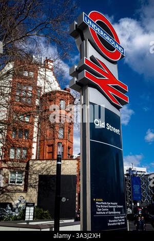 Schild zur Old Street Station am Old Street Kreisverkehr London. Old Street Station wurde 2024 umgebaut. Stockfoto