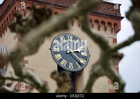 Frankfurt am Main, Deutschland. März 2025. Die Turmuhr der Katharinenkirche. Stockfoto