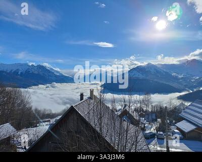 Frankreich Savoie Maurienne Jarrier : mer de nuages soleil ciel bleu dans la vallée de la Maurienne Stockfoto